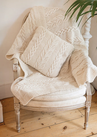 Throw and Cushion Cover in Deramores Vintage Chunky (2012) Digital Version