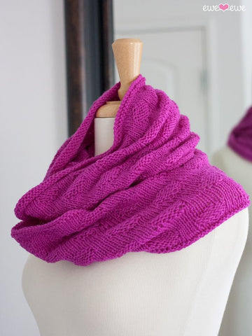 Freckles Infinity Scarf in Ewe So Sporty Merino (418)
